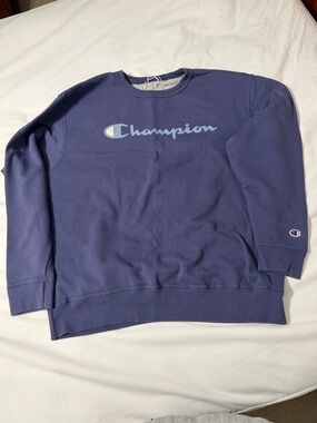 Champion Men's Crewneck Sweatshirt - Navy NWOT